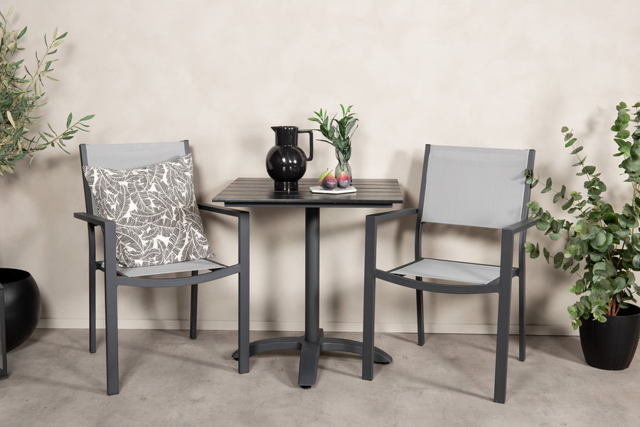 De eettafel Colorado met de stoelen Copacabana 