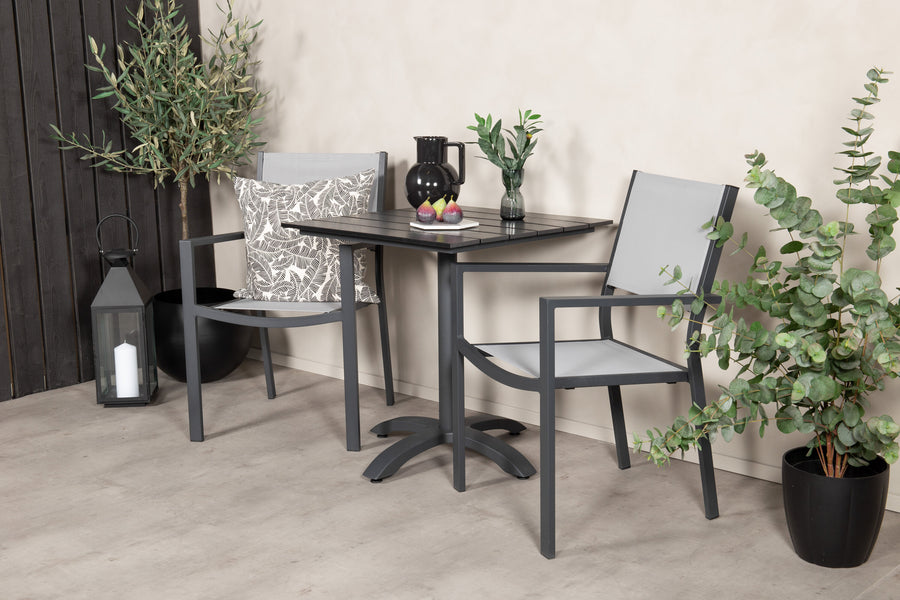 De eettafel Colorado met de stoelen Copacabana 