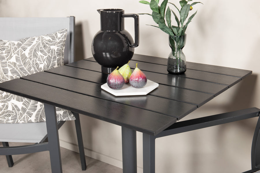 De eettafel Colorado met de stoelen Copacabana 