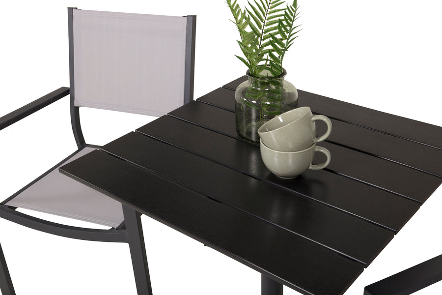De eettafel Colorado met de stoelen Copacabana 