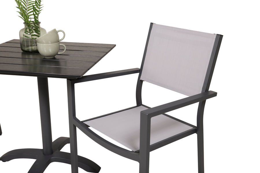 De eettafel Colorado met de stoelen Copacabana 