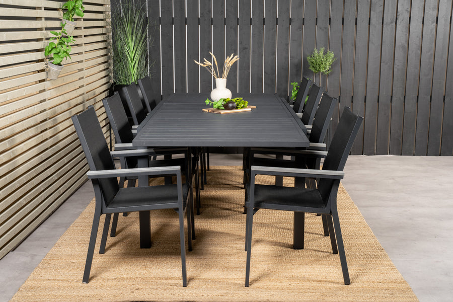 De eettafel Marbella met de stoelen Parma 