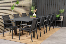 De eettafel Marbella met de stoelen Parma 