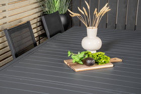 De eettafel Marbella met de stoelen Parma 