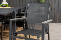 De eettafel Marbella met de stoelen Parma 