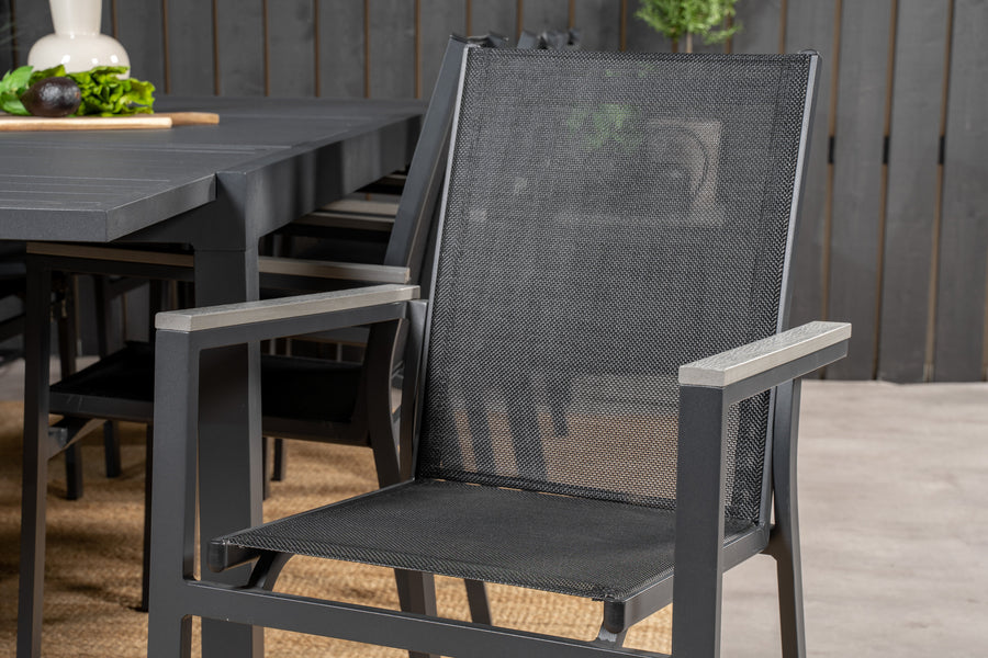 De eettafel Marbella met de stoelen Parma 