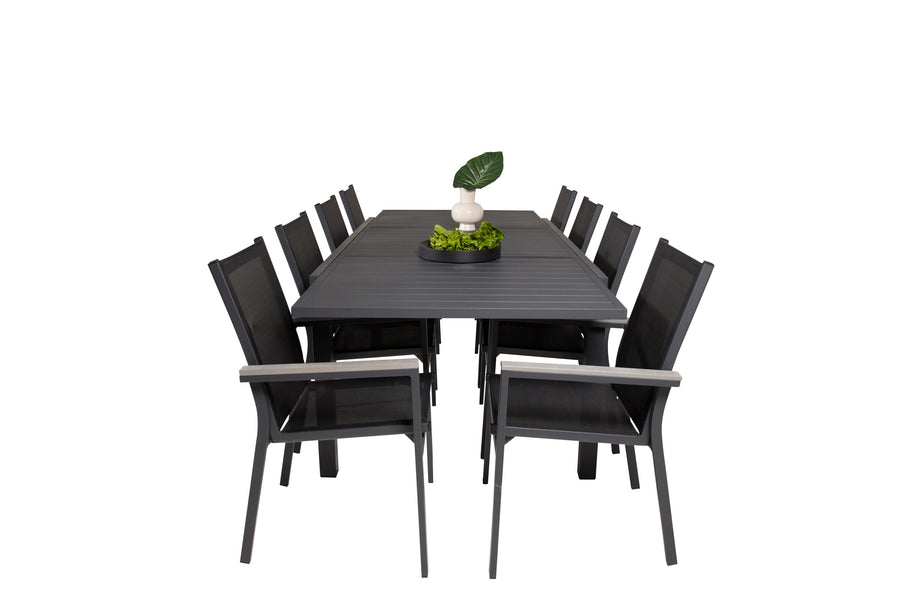 De eettafel Marbella met de stoelen Parma 