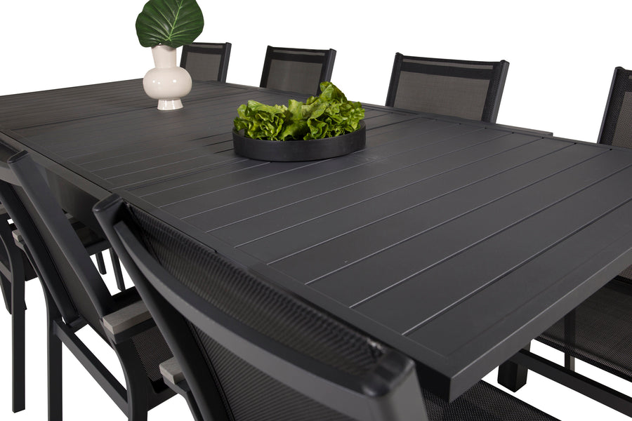 De eettafel Marbella met de stoelen Parma 