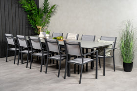De eettafel Levels met de stoelen Copacabana 