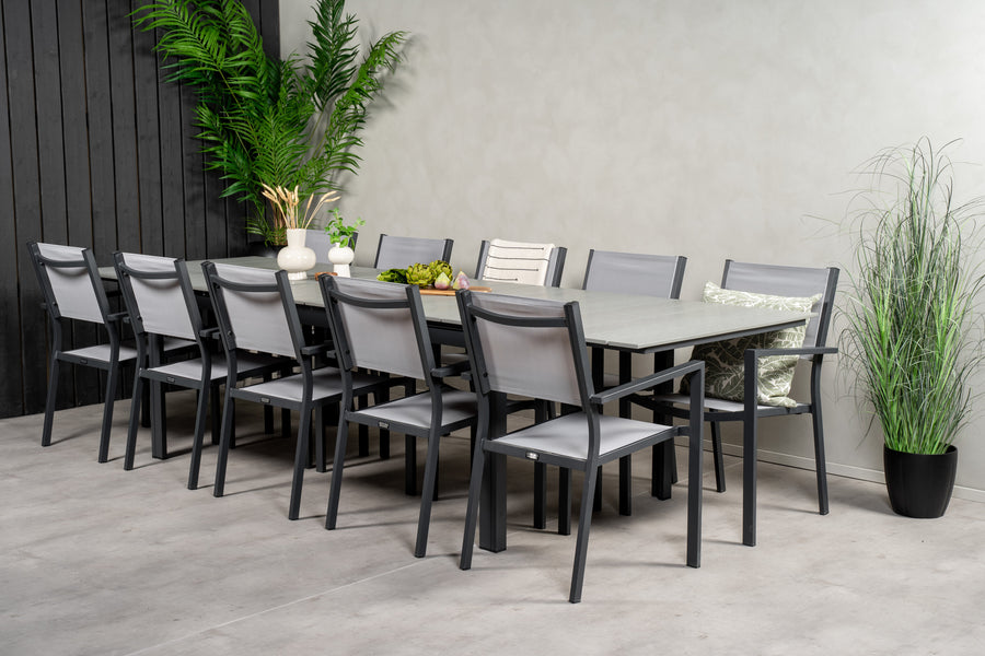 De eettafel Levels met de stoelen Copacabana 