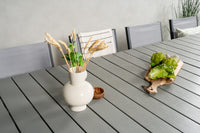 De eettafel Levels met de stoelen Copacabana 