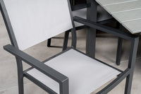 De eettafel Levels met de stoelen Copacabana 