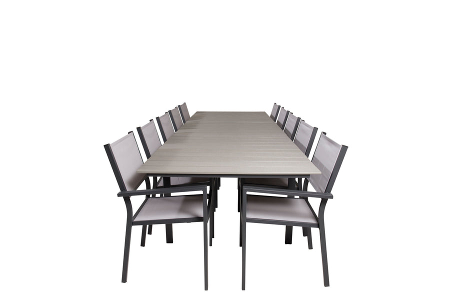 De eettafel Levels met de stoelen Copacabana 