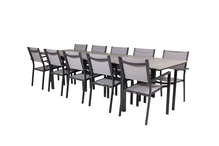 De eettafel Levels met de stoelen Copacabana 