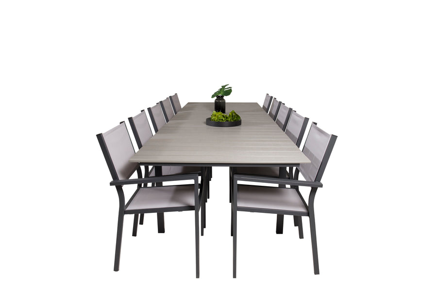 De eettafel Levels met de stoelen Copacabana 