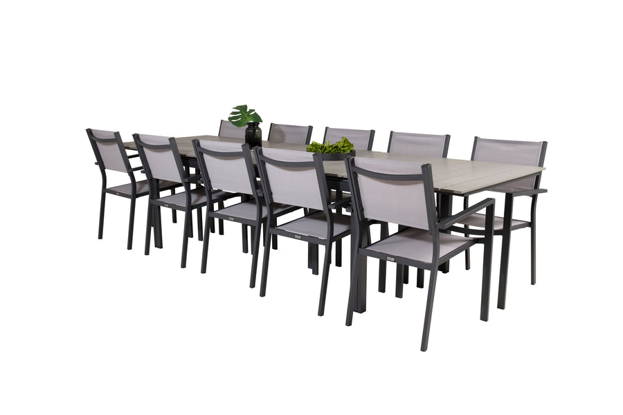 De eettafel Levels met de stoelen Copacabana 