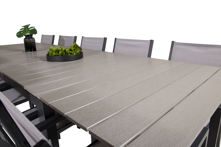 De eettafel Levels met de stoelen Copacabana 