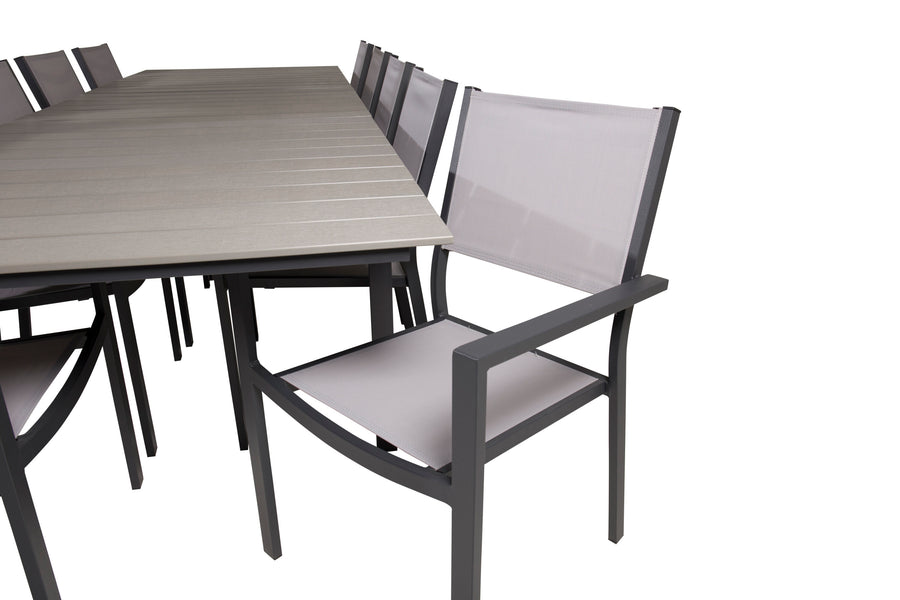 De eettafel Levels met de stoelen Copacabana 