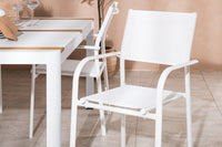 De eettafel Togo met de stoelen Santorini 