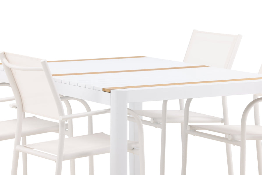 De eettafel Togo met de stoelen Santorini 