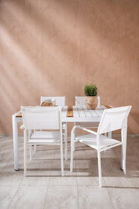 De eettafel Togo met de stoelen Santorini 