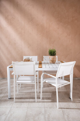 De eettafel Togo met de stoelen Santorini 