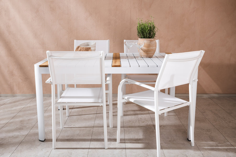 De eettafel Togo met de stoelen Santorini 