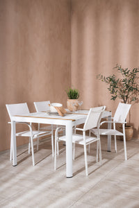 De eettafel Togo met de stoelen Santorini 