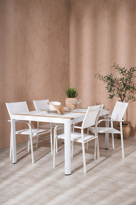 De eettafel Togo met de stoelen Santorini 