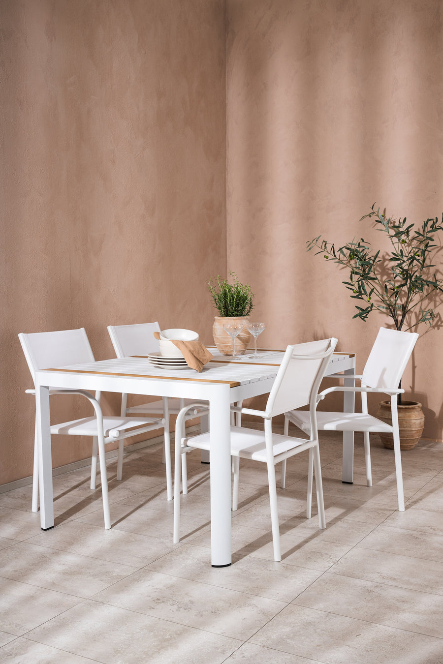 De eettafel Togo met de stoelen Santorini 