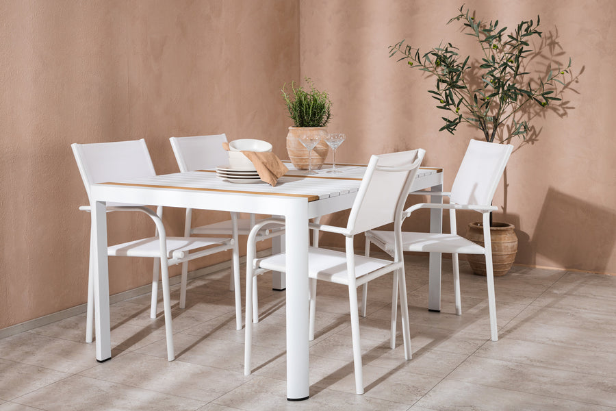 De eettafel Togo met de stoelen Santorini 