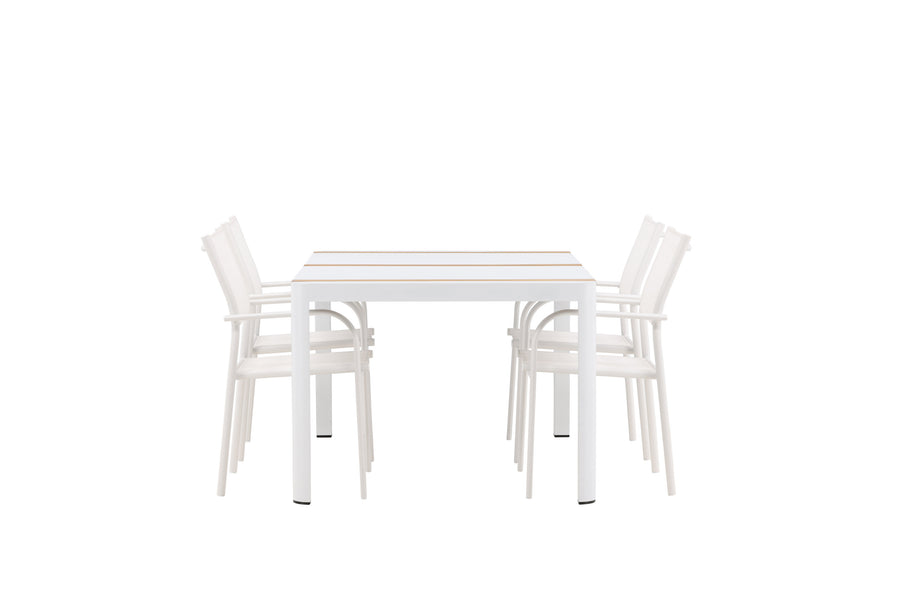 De eettafel Togo met de stoelen Santorini 