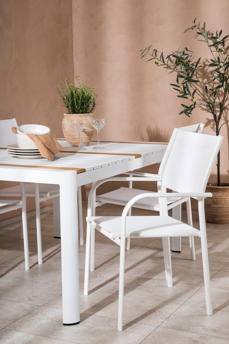 De eettafel Togo met de stoelen Santorini 