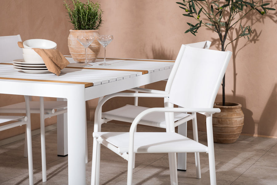 De eettafel Togo met de stoelen Santorini 