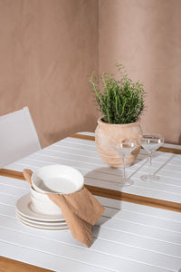 De eettafel Togo met de stoelen Santorini 