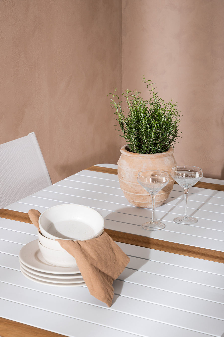 De eettafel Togo met de stoelen Santorini 