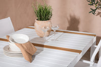 De eettafel Togo met de stoelen Santorini 