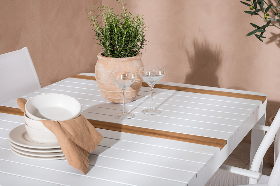 De eettafel Togo met de stoelen Santorini 