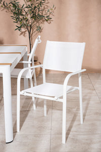 De eettafel Togo met de stoelen Santorini 
