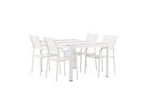 De eettafel Togo met de stoelen Santorini 