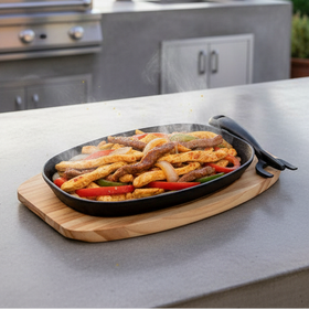 Sizzling plaat in gietijzer met houten onderlegger